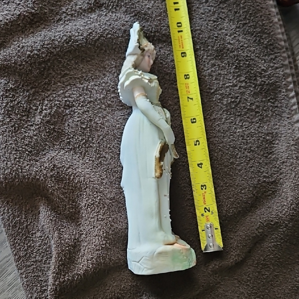 Vintage Mario Collection Victorian Lady Figurine in Cream and Gold By Artmark - Picture 3 of 8